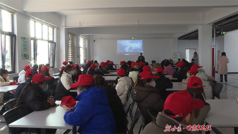 崇信：“点对点”服务送工入企就业