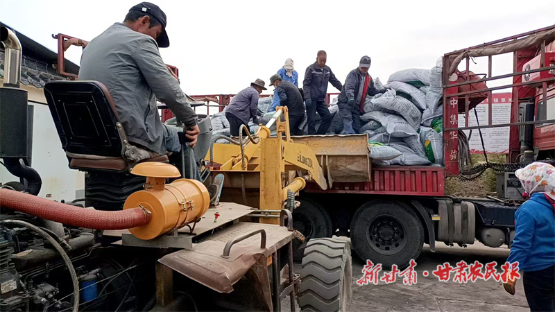 华亭：肥料送地头田间绘“丰景”