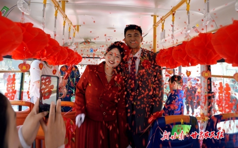 康县：公交车变“婚车” 驶向“幸福站台”