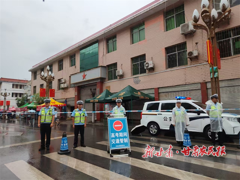 雨中&ldquo;荧光绿&rdquo;护航高考路&mdash;&mdash;文县公安交警织密护考安全网