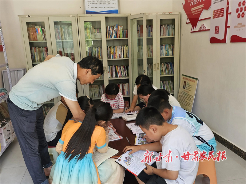 武都区：农家书屋焕活力 暑期读书润童心