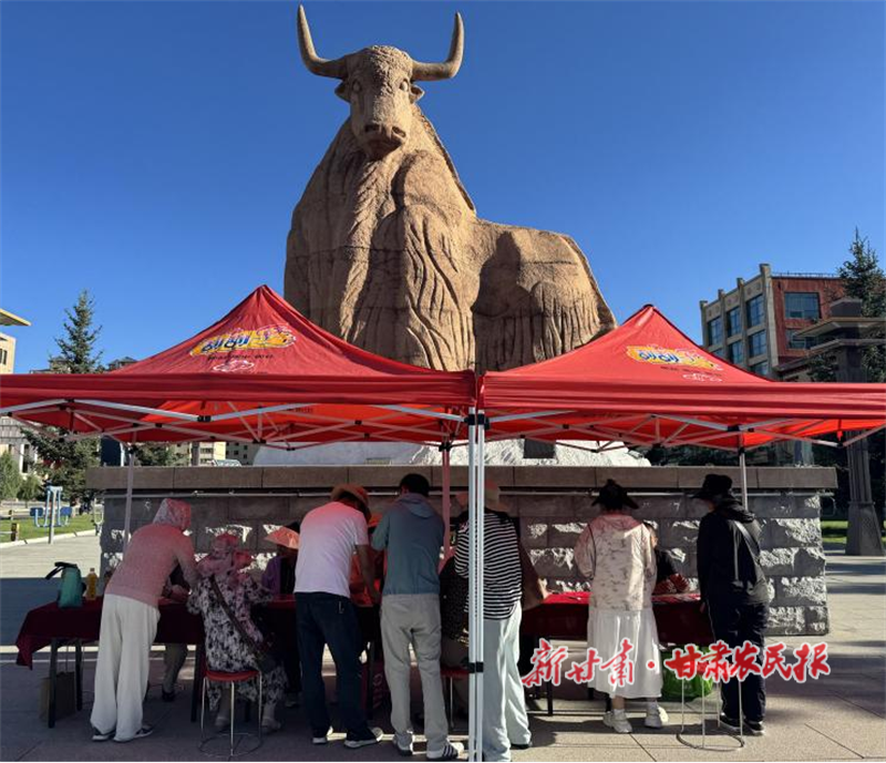 甘南福彩中心旅游旺季开展刮刮乐户外销售活动