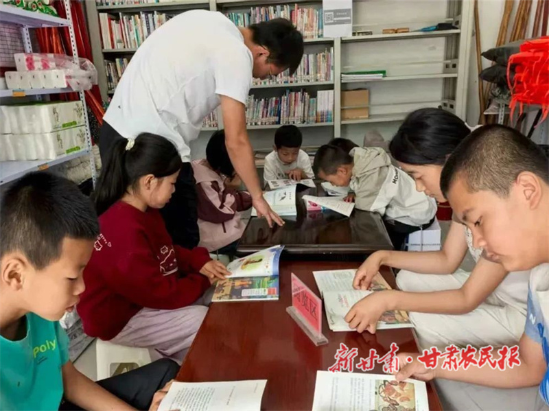漳县：农家书屋飘书香 爱心辅导暖童心