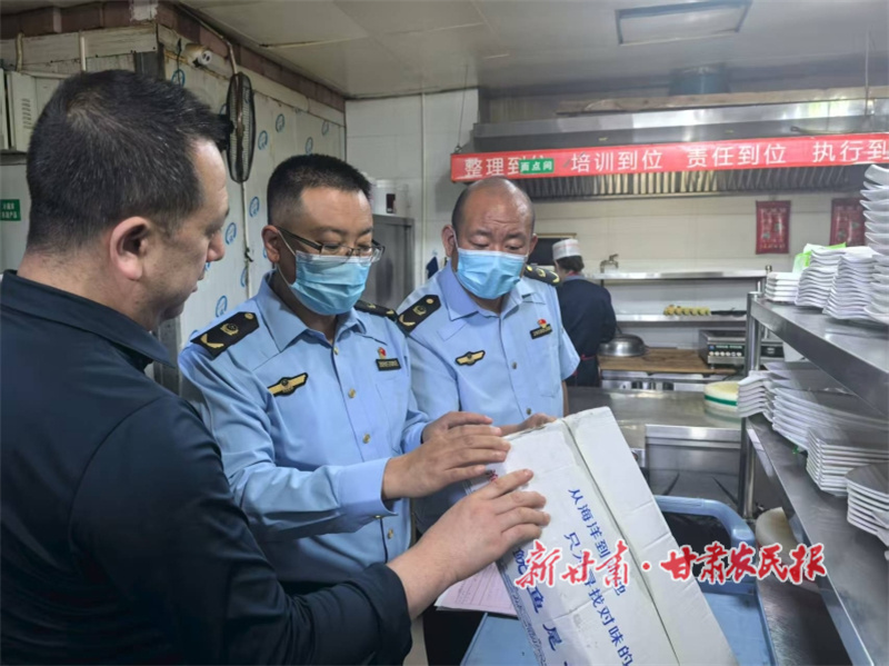 华亭市开展夜市市场秩序专项夜查行动