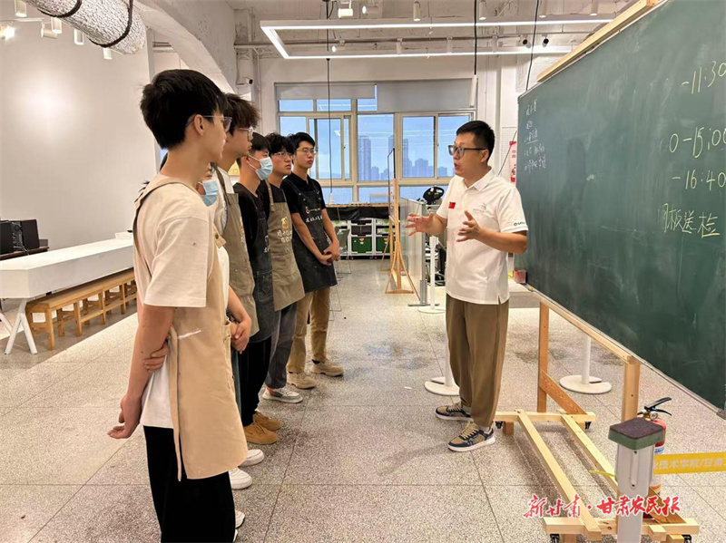 追求0.2毫米的极致&mdash;&mdash;兰州职业技术学院积极备战全国技能大赛木工类赛项