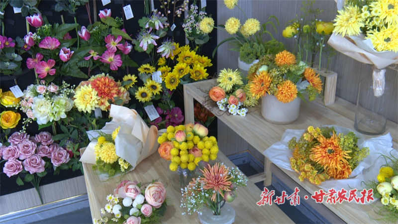 华亭有“花”别样红！——仿真花车间托起村民稳稳的幸福