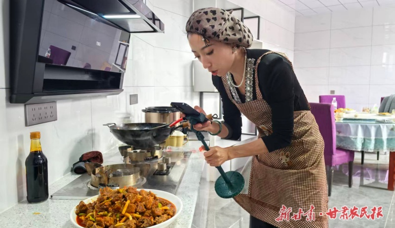 阿伊莎厨娘：一口锅+一部手机=年售350万元