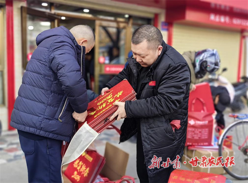 兰州福彩开展&ldquo;福彩送福&middot;马年吉祥&rdquo;新年挂历发放活动 