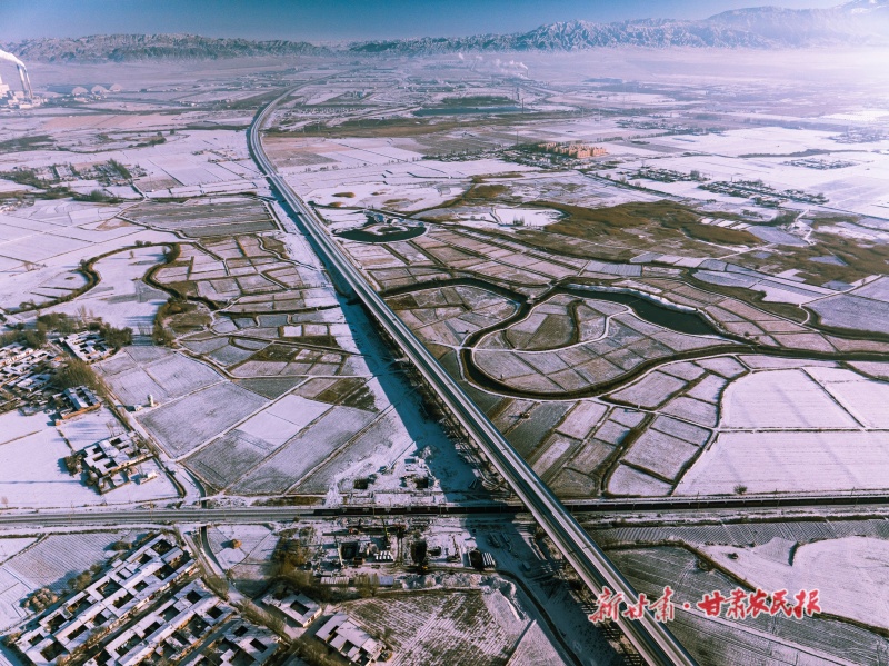 雪后河西走廊腹地的黑河两岸