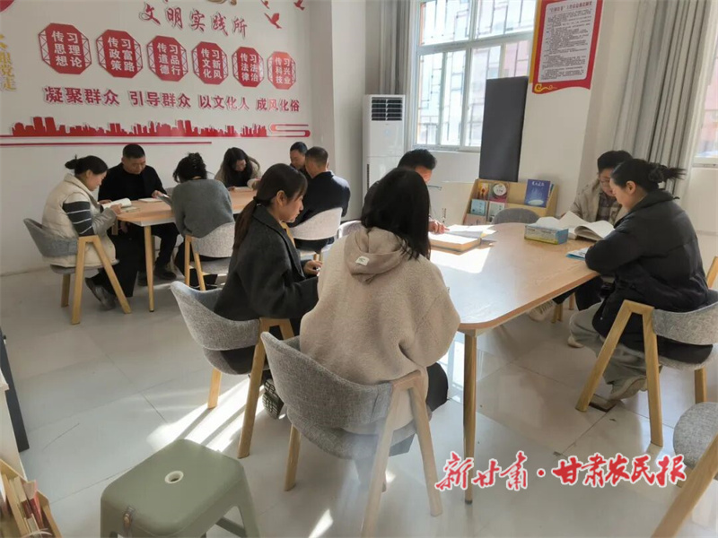 武都区：农家书屋飘书香 政策宣讲入人心