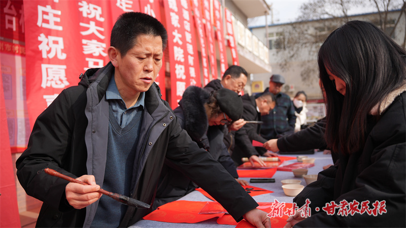 &ldquo;翰墨迎新春 福联进乡村&rdquo;：西固区四季青街道文化惠民暖人心