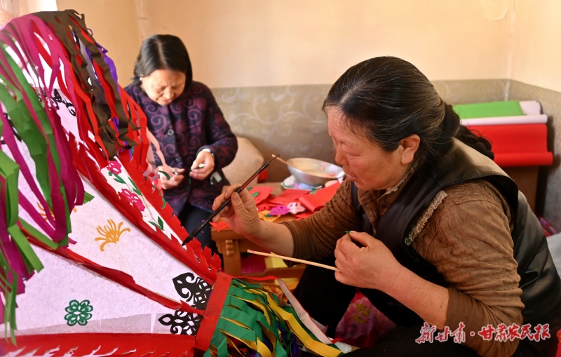 村民专注绘制高月（社火道具）