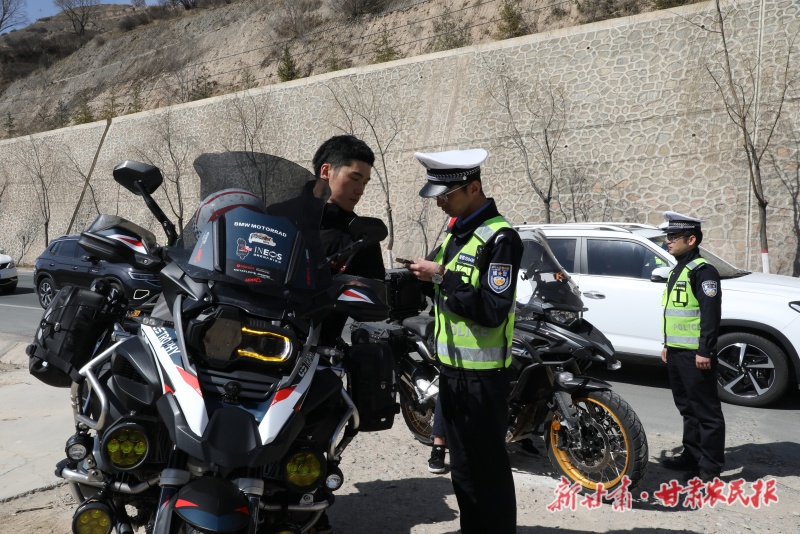 杏花海里&ldquo;警色&rdquo;美