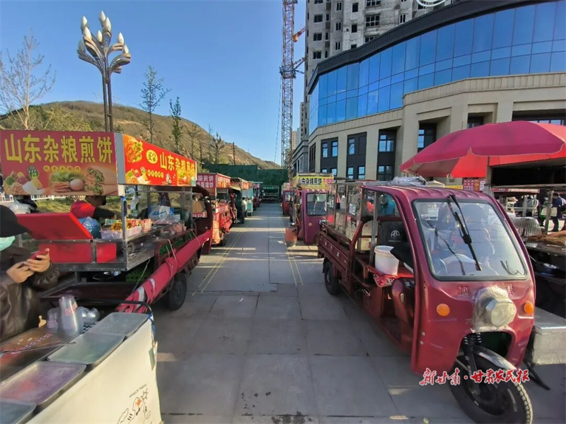 秦州区：夜市烟火暖人心 校旁治理见实效