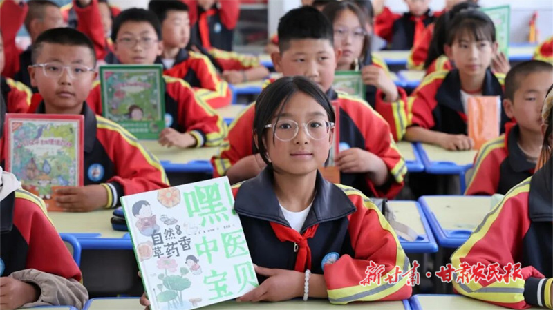 &ldquo;一卷书香，百味本草&rdquo;美丽乡村阅读行活动走入榆中县阳屲村