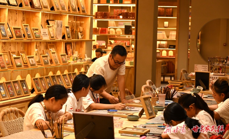 研学导师指导小朋友体验临摹敦煌壁画