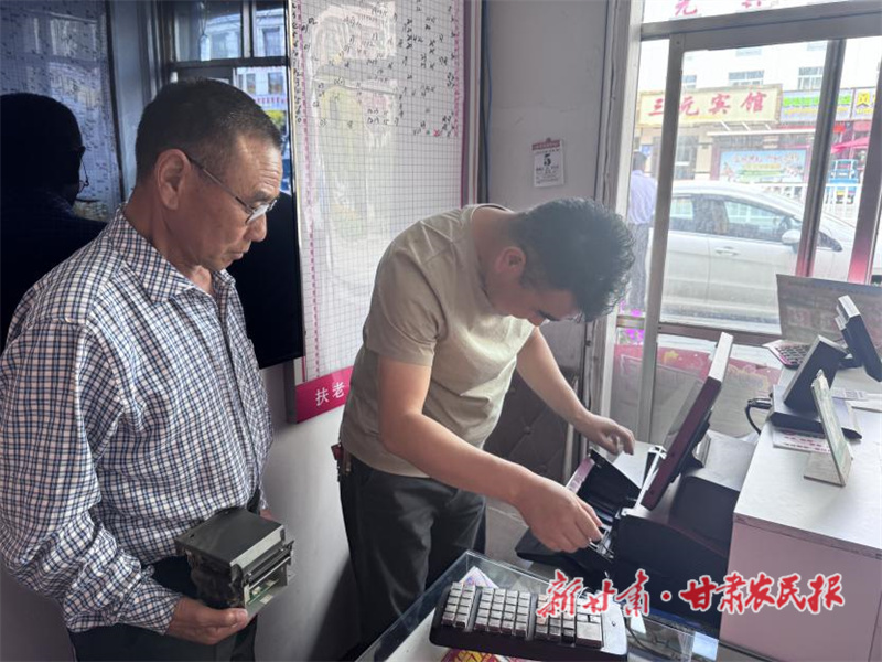 甘南福彩开展夏季投注机设备检修工作